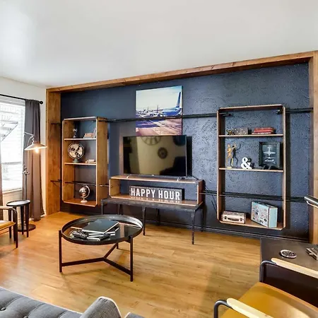 Contemporary Dallas Condo With Pool Access!